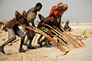 Gente trabajando en cantera desierto africano